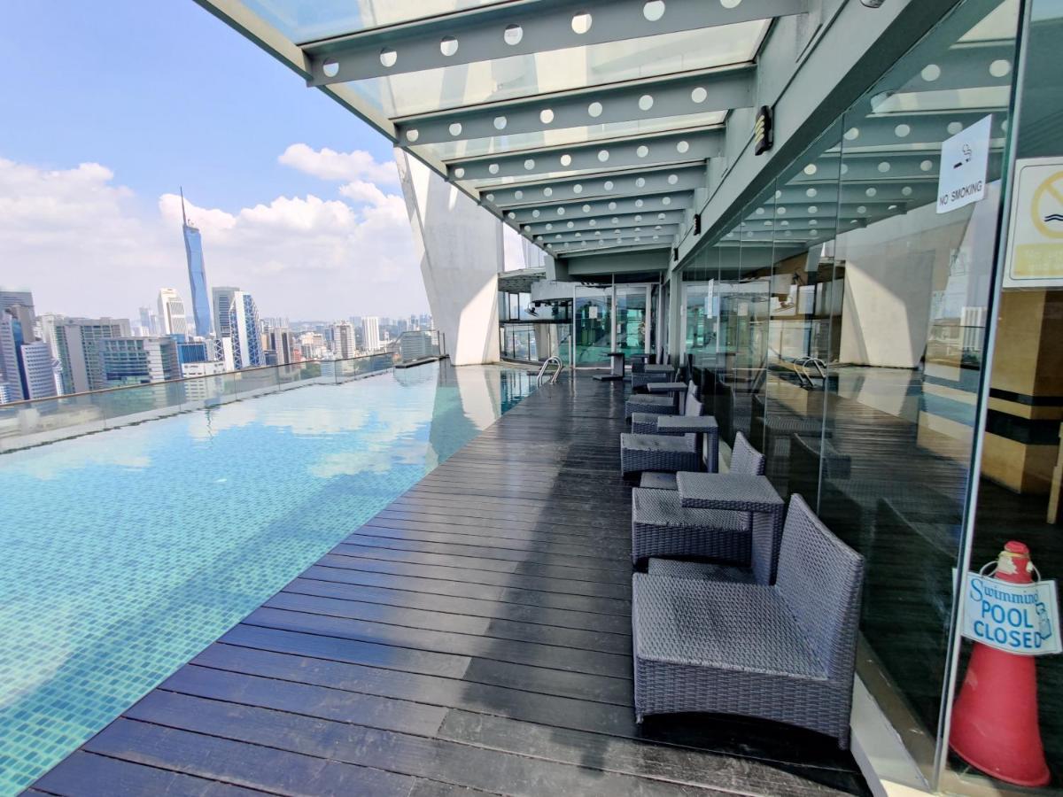 Skybed Over The Sky Hostel @Regalia Suites & Residences Kl كوالالمبور المظهر الخارجي الصورة