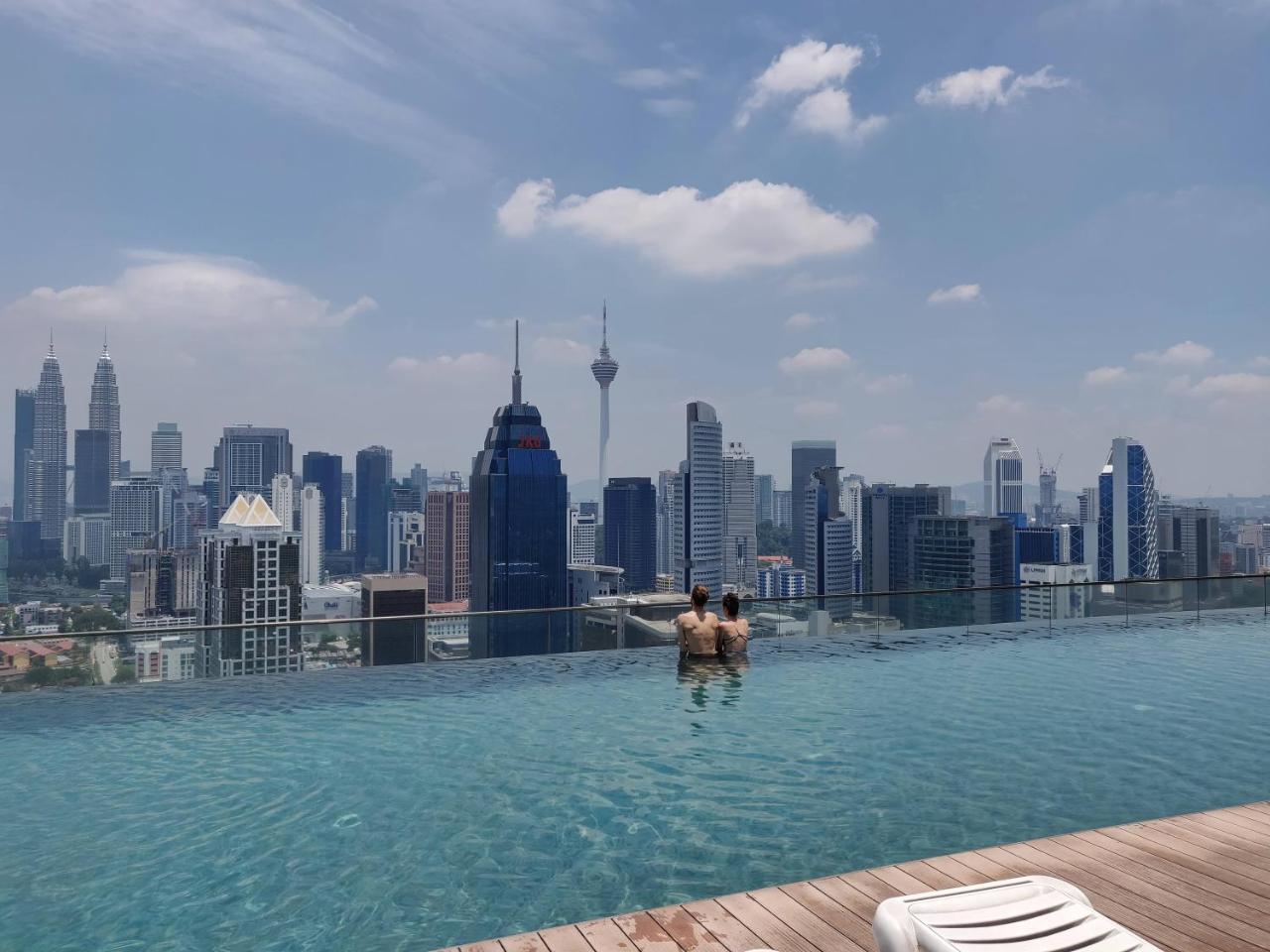 Skybed Over The Sky Hostel @Regalia Suites & Residences Kl كوالالمبور المظهر الخارجي الصورة